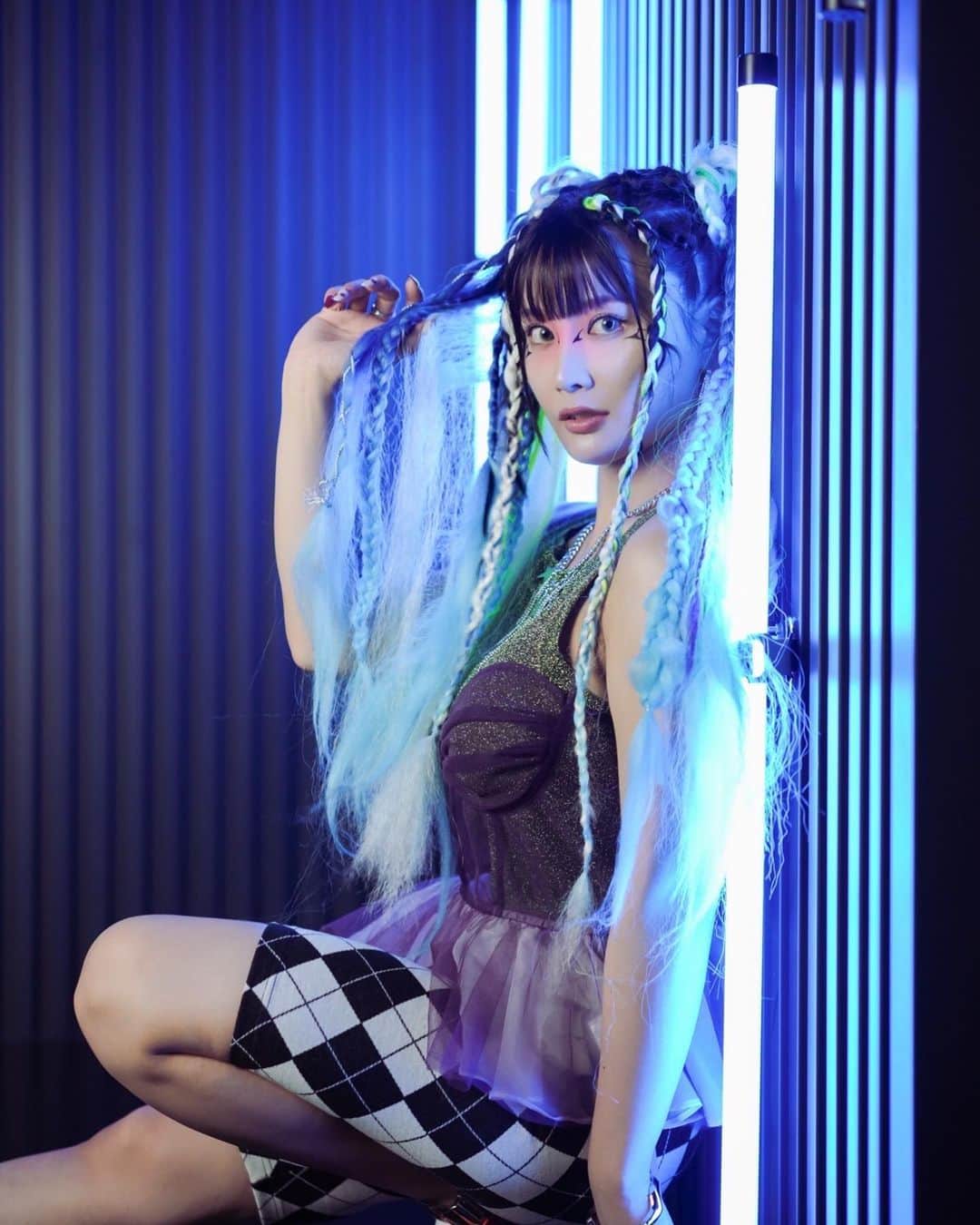 赤羽もものインスタグラム：「NEO FASHION   #ファッション  #fashion  #コスプレ  #cosplay  #作品撮り  #neon  #cyber」