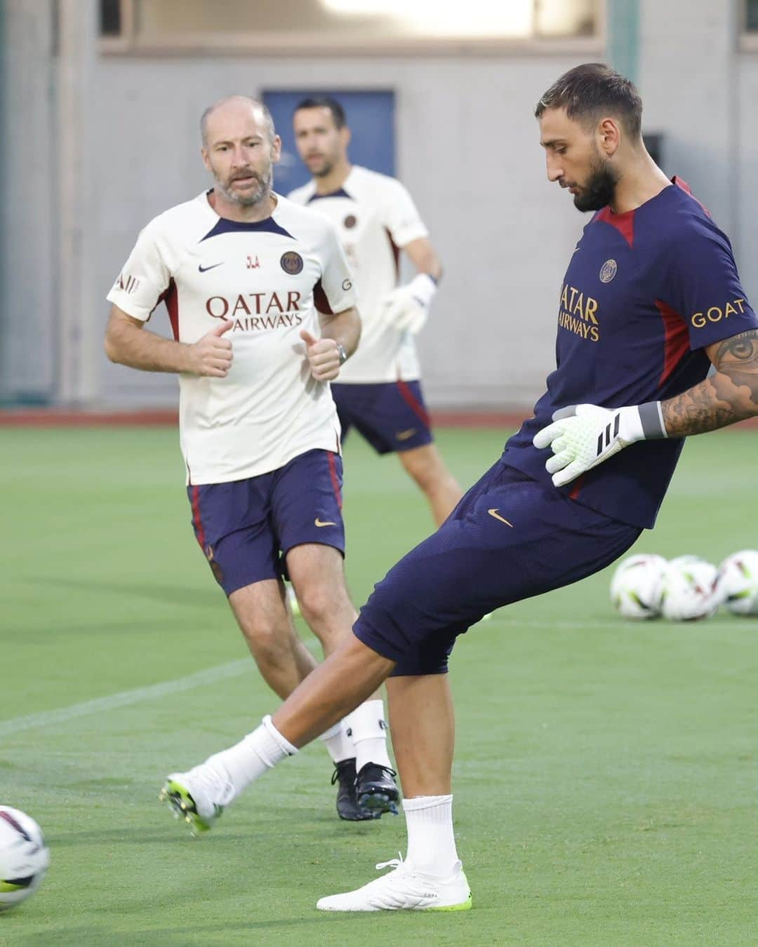 パリ・サンジェルマンFCさんのインスタグラム写真 - (パリ・サンジェルマンFCInstagram)「𝙴𝚟𝚎𝚗𝚒𝚗𝚐 training session in Osaka! 🟥🟦🇯🇵  #PSGJapanTour2023 #ParisSaintGermain #PSG #PSGTraining」7月27日 21時03分 - psg