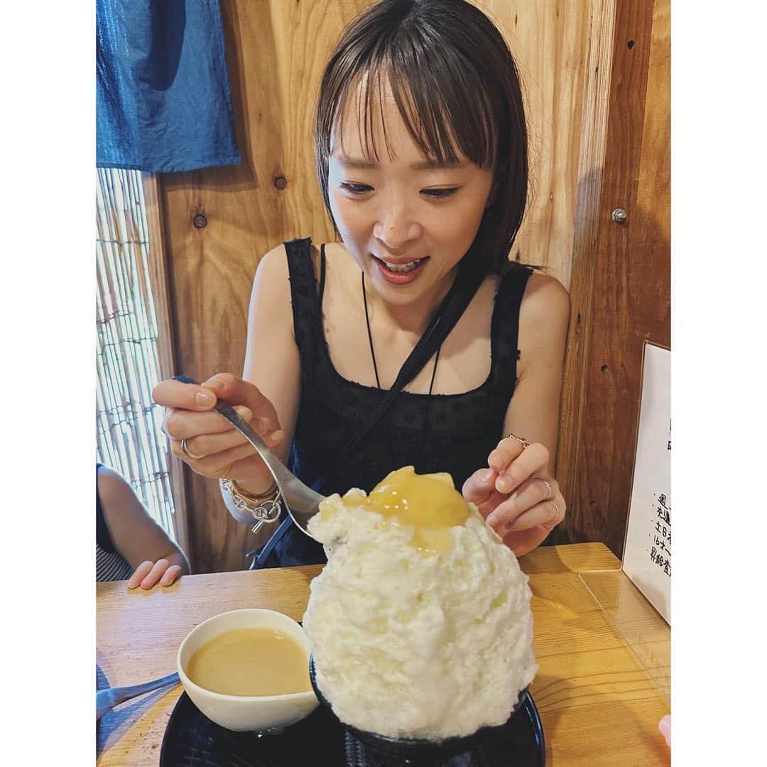 野尻美穂のインスタグラム：「今年は沢山食べに行けて嬉しい🍧 最近新しく出たコーヒークリームもめちゃくちゃ美味しい😋 冷えピタに見立てたおしぼりをいきなりおでこ（目）に貼られて最後食べられない私😂  あぁYouTube撮り直しだぁごめんなさい😭お蔵の可能性☠️  #椛屋 #かき氷」