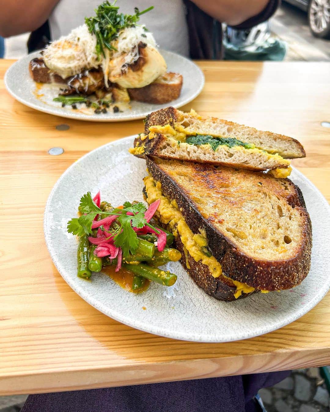 STIL IN BERLINのインスタグラム：「Things that are happening…  1, @twotrickponyberlin masala chickpea sandwich 🧡 2, Maus 🐭  3, hopefully soon-to-be blueberry #cheung inspo from @johnnykyunghwo  4, cracks in a favourite 5, more clafoutis orders fulfilled」