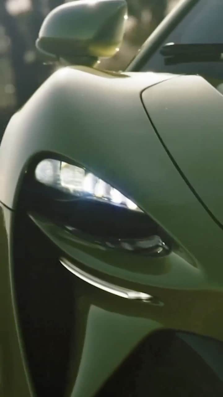 McLaren Automotiveのインスタグラム：「V6 hybrid engine. Electrifying drive. The McLaren Artura.  #McLaren #McLarenAuto #McLarenArtura」