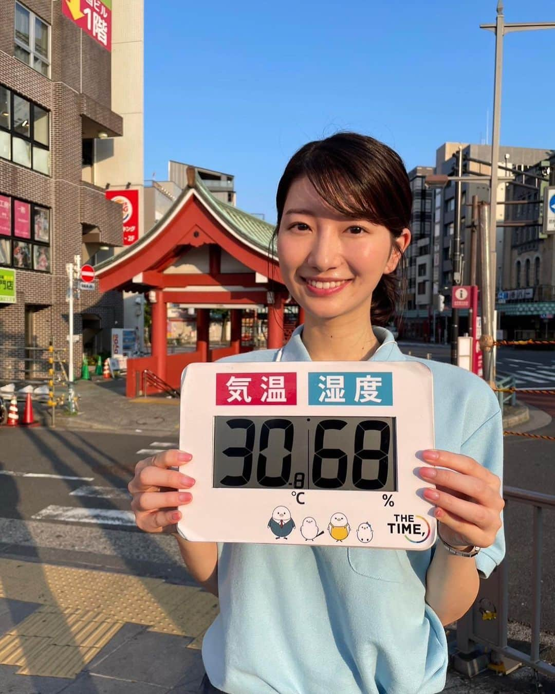 吉村恵里子のインスタグラム：「・ おはようございます！ 今朝のTHE TIME,の中継、 隅田川に掛かる吾妻橋からお伝えしました！🌉  5時から待機やリハーサルで外にいたのですが、25度だった気温がたった30分でぐんぐん上がって6時時点で30度でした。暑いです。カメラマンさん、スタッフさんと共に汗だくです笑 青い空が気持ちよく広がっています！  さあ明日は隅田川花火大会が4年ぶりに開催されます。待ち望んだ久しぶりの花火ですね！  例年ですと95万人の人が訪れるそうで、この人数は香川県の人口を超えるそうです。なんという数！😳混雑が予想されます。  およそ2万発の花火が夜空を彩りますよ🎆明日午後7時から、楽しみですね😊  #隅田川花火大会 #隅田川 #吾妻橋 #中継 #暑い #30度 #花火 #夏休み」