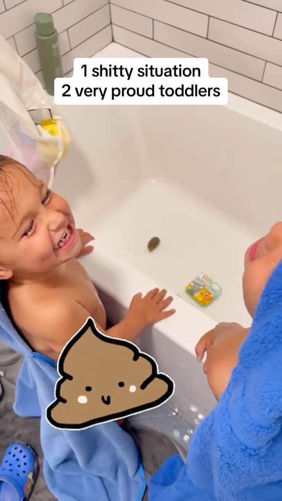 ジョージー・ローレンのインスタグラム：「For a while I couldn’t determine who was the bathtub poopie culprit because they were both so proud 🤦🏻‍♀️. This is life everyday with these 2, but I wouldn’t change it for the 🌏! #poopdiaries #toddlersofinstagram #toddlermom #momsofig  #brothers」