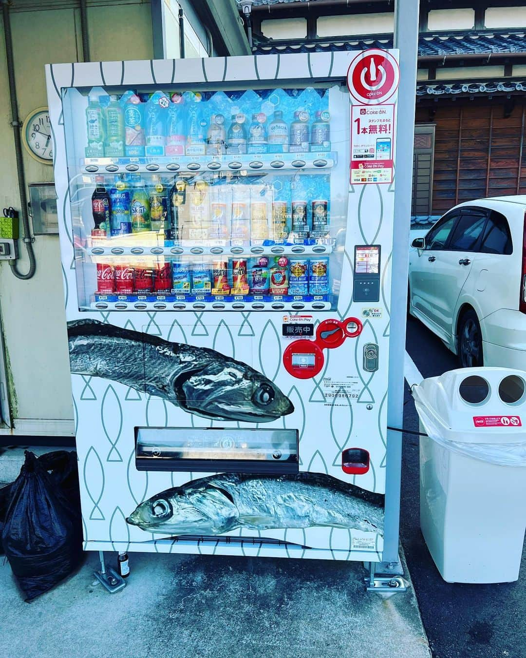 栗原心平さんのインスタグラム写真 - (栗原心平Instagram)「昨日まで長崎県雲仙市に行ってまいりました。 漁港で見つけたこの自販機…なんて魅力的なんだ。いわし大使の私としては堪らんお仕事でございました。 それにしても暑かった💦みなさん体調ご自愛くださいね！ #栗原心平 #shimpeikurihara #雲仙市 #長崎県 #いわし大使 #煮干し」7月28日 7時56分 - shimpei_kurihara