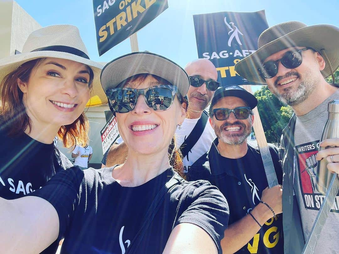 フェリシア・デイのインスタグラム：「Strike day!!! With some SPN friendos and more I met there! So hot but so worth it!  #sagaftrastrong」