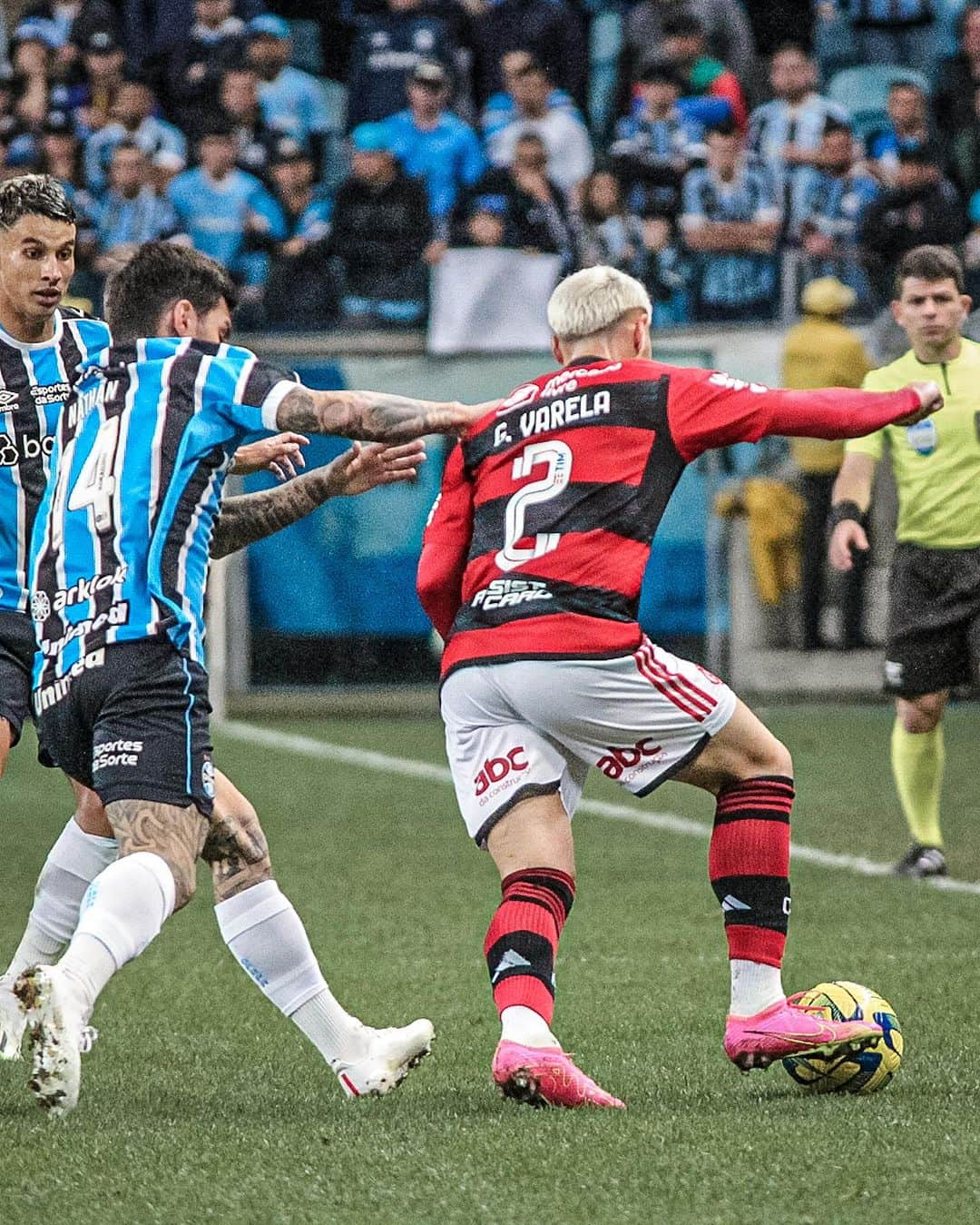 ギジェルモ・バレラのインスタグラム：「Siempre es y será un placer defender esta camiseta 🙏😍@flamengo」