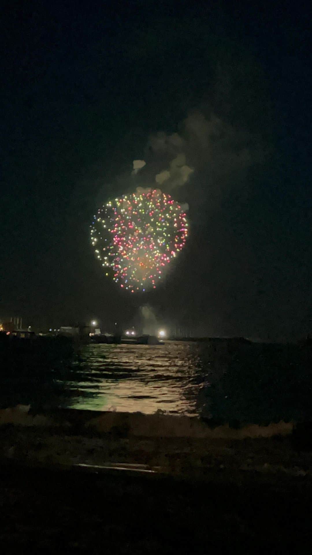 のインスタグラム：「波の音と🌊花火が心臓に響く音と 美しい色に癒された🩵  #花火　#湘南」