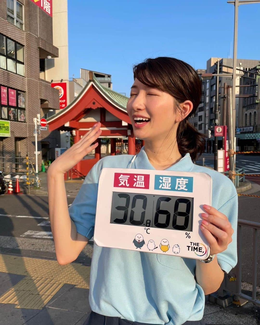 吉村恵里子さんのインスタグラム写真 - (吉村恵里子Instagram)「・ おはようございます！ 今朝のTHE TIME,の中継、 隅田川に掛かる吾妻橋からお伝えしました！🌉  5時から待機やリハーサルで外にいたのですが、25度だった気温がたった30分でぐんぐん上がって6時時点で30度でした。暑いです。カメラマンさん、スタッフさんと共に汗だくです笑 青い空が気持ちよく広がっています！  さあ明日は隅田川花火大会が4年ぶりに開催されます。待ち望んだ久しぶりの花火ですね！  例年ですと95万人の人が訪れるそうで、この人数は香川県の人口を超えるそうです。なんという数！😳混雑が予想されます。  およそ2万発の花火が夜空を彩りますよ🎆明日午後7時から、楽しみですね😊  #隅田川花火大会 #隅田川 #吾妻橋 #中継 #暑い #30度 #花火 #夏休み」7月28日 8時00分 - yoshimura_eriko