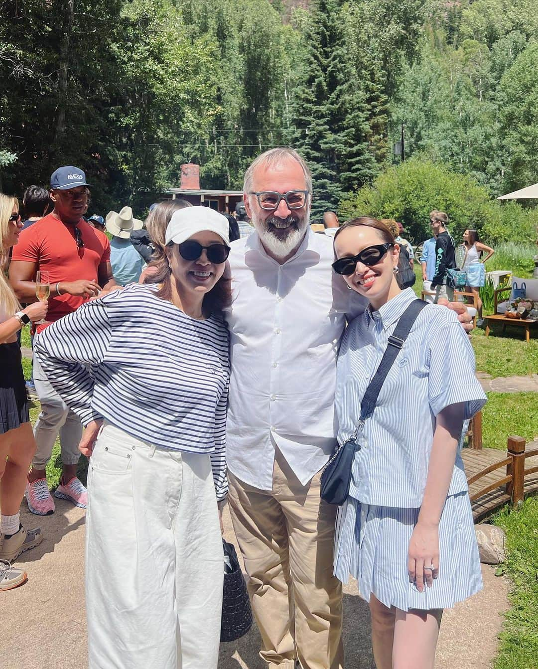 翁安芸さんのインスタグラム写真 - (翁安芸Instagram)「PRADA LUNCHEON in the natures of Aspen🌳🌳🌳  アスペンの山奥の自然に囲まれた特別な場所で、プラダのランチイベント。  北イタリア・ドロミテ地方にあるミシュラン3つ星レストラン「サント・ウベルトゥス」のシェフ、ノルベルト・ニーダーコフラー氏と若手シェフたちのお料理は、調味料から全てハウスメイドでサスティナブルにこだわった美味しいお料理✨  No.3の動画の飲み物はコンブチャ💛  No.9 ノルベルトシェフと✨ ふとした会話から仲良しの共通の友人がいるという偶然も😆  @prada @nniederkofler @matteo_delvai   #cookthemountain #aspen #アスペン #prada #norbertniederkofler #sustainablefood」7月28日 6時44分 - akinyc