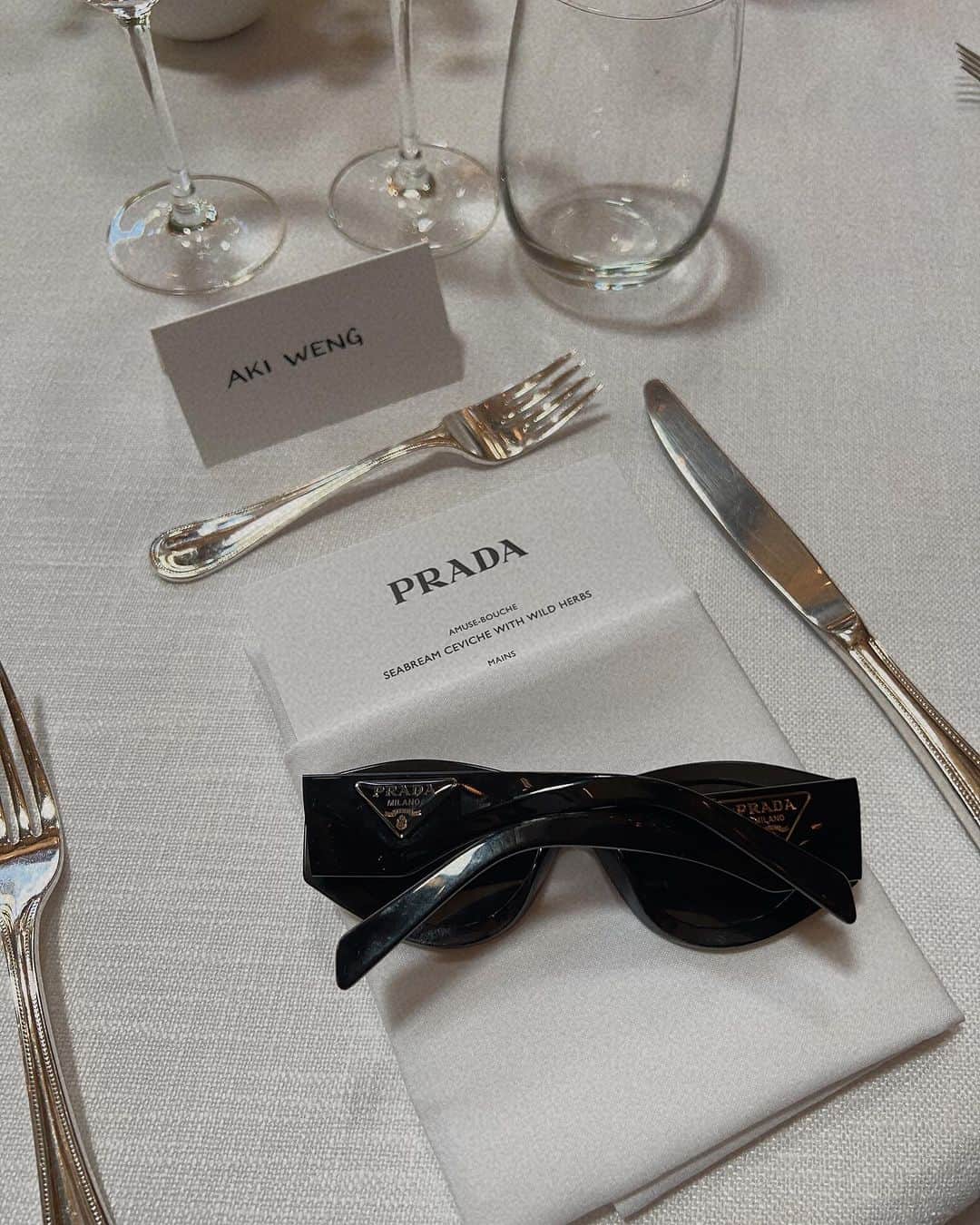 翁安芸のインスタグラム：「PRADA LUNCHEON in the natures of Aspen🌳🌳🌳  アスペンの山奥の自然に囲まれた特別な場所で、プラダのランチイベント。  北イタリア・ドロミテ地方にあるミシュラン3つ星レストラン「サント・ウベルトゥス」のシェフ、ノルベルト・ニーダーコフラー氏と若手シェフたちのお料理は、調味料から全てハウスメイドでサスティナブルにこだわった美味しいお料理✨  No.3の動画の飲み物はコンブチャ💛  No.9 ノルベルトシェフと✨ ふとした会話から仲良しの共通の友人がいるという偶然も😆  @prada @nniederkofler @matteo_delvai   #cookthemountain #aspen #アスペン #prada #norbertniederkofler #sustainablefood」