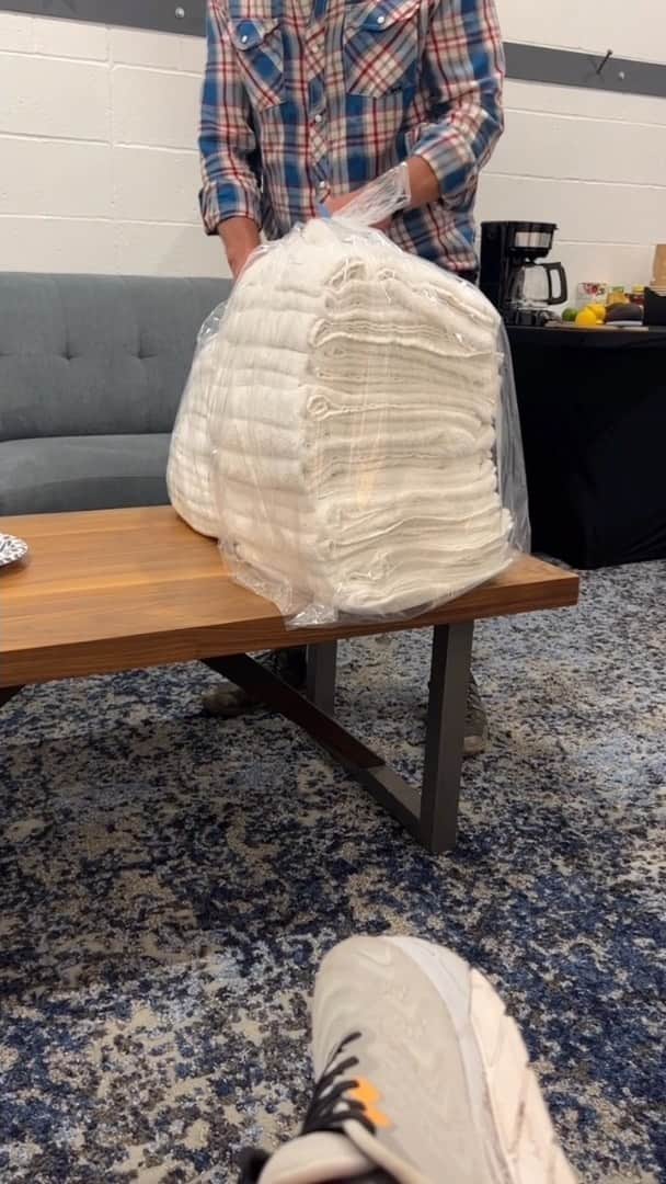 ジム・アドキンスのインスタグラム：「We don’t break out the good towels for just anyone. Tonight! Everyone dries off like rock stars.」