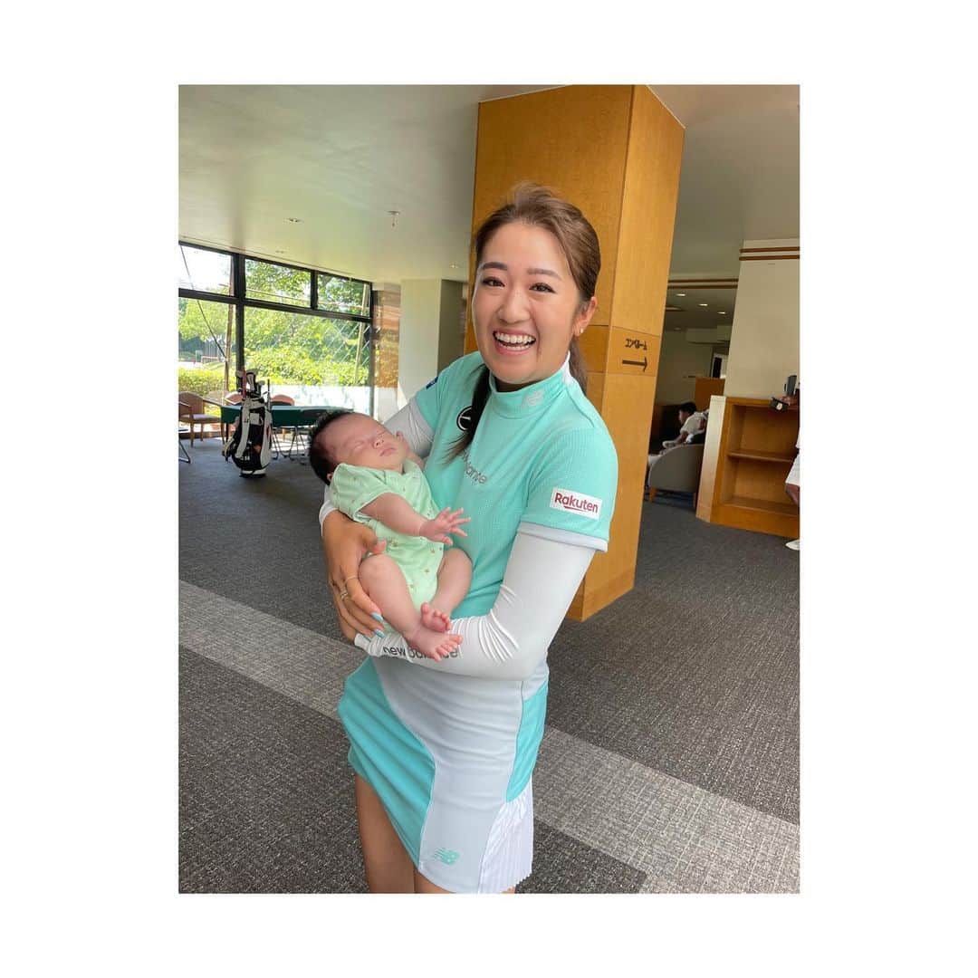 淺井咲希のインスタグラム：「写真撮らせていただいた選手意外にも たくさんの方が抱っこしてくれて幸せすぎた😍😍  (@mone173.golf ) (@reimatsuda01 ) (@shina_kanazawa ) (@chanmomo810 ) (@sakura_koiwai_official ) (@haraerina_official ) (@kinkumiringo93 )  #会場はいって1発目は#ホステスプロのもねでした#ベビよりも先にたぁたんって抱きついてくれて#嬉しかったぜ💗」