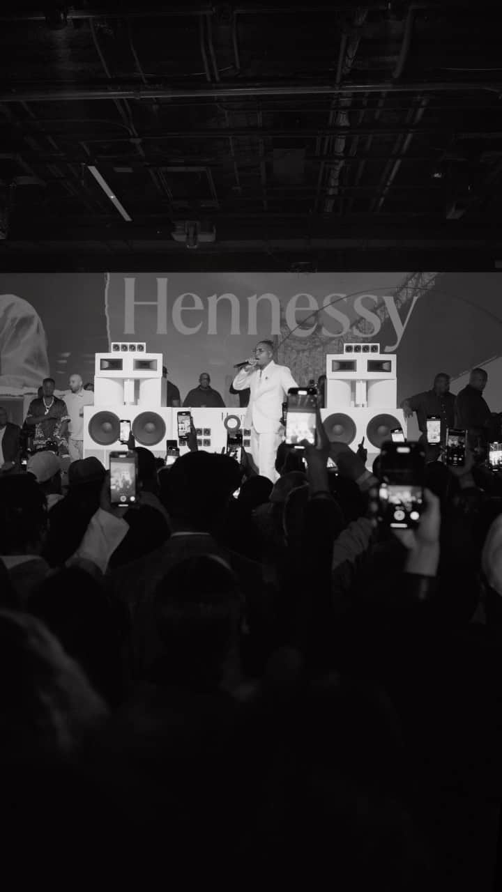 ナズのインスタグラム：「Throwing it back to last Thursday when we celebrated 50 years of Hip Hop at the global launch event of the Hennessy x Nas Limited Edition V.S bottle 🎥  #HennessyxNas #HipHop50  Please drink responsibly.」