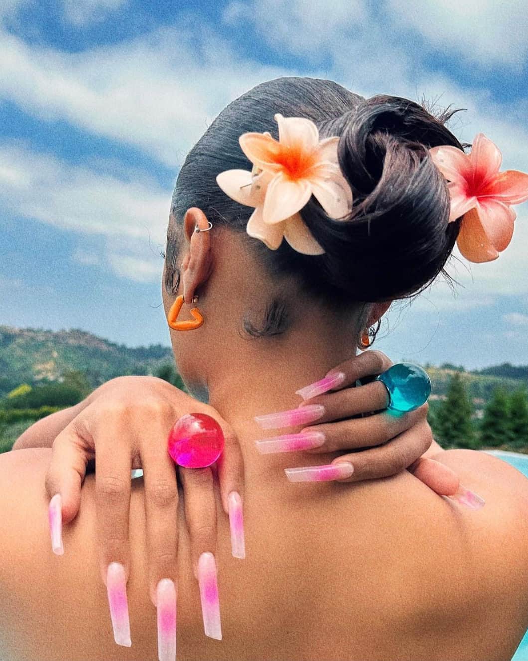 Harper's BAZAARのインスタグラム：「Summer may just be one of the best seasons for nail trends. Not only are the nail colors bright and bold, but we’re also deep into sandal season, meaning our toes can get in on the fun, too. If you want to add a nail design to your summer manicure, head to the link in bio, where celebs, pro nails artists, and more are sharing the ones to consider for your next mani.  Photo: @theestallion via Instagram」