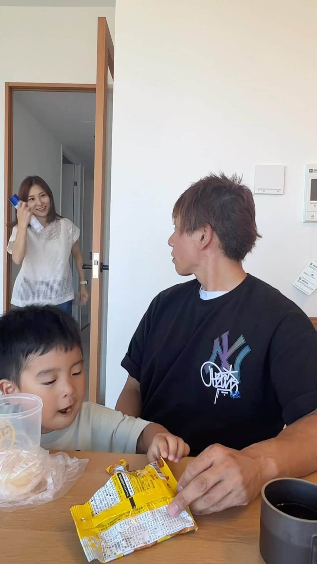 伊藤春香のインスタグラム：「ゴキブリ退治してる気分になった🥹「タオルに氷をつくるスプレー」です。  #購入品紹介 #商品紹介 #熱中症対策」