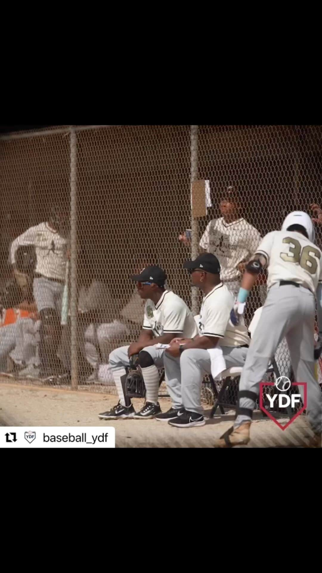 ハウィー・ケンドリックのインスタグラム：「Dugout Talk with the YDF.」