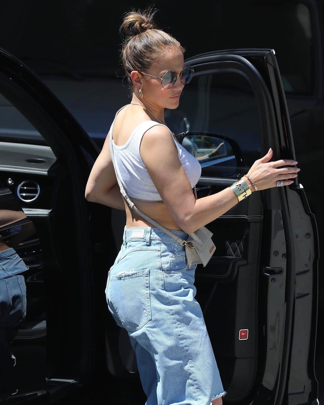 Just Jaredさんのインスタグラム写真 - (Just JaredInstagram)「Jennifer Lopez showed off her cool sense of style in a crop top and pair of jeans while antiquing. She's been looking for furniture to fill the home she and husband Ben Affleck bought earlier this year. We've got more pics and details over at JustJared.com! #JenniferLopez Photos: Backgrid」7月28日 7時01分 - justjared