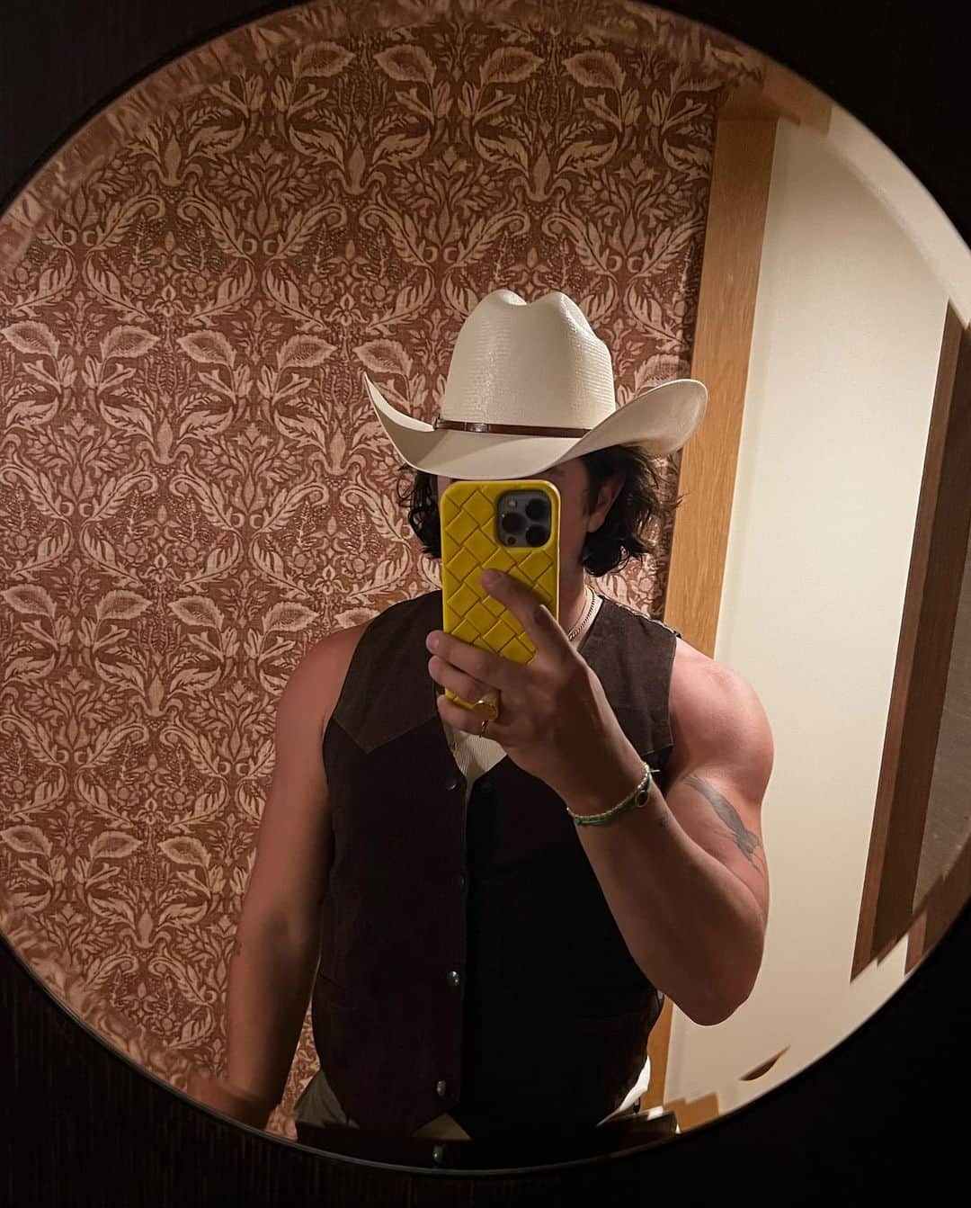 クリス・ギャルヤのインスタグラム：「three weeks in the Texas heat 🧲」