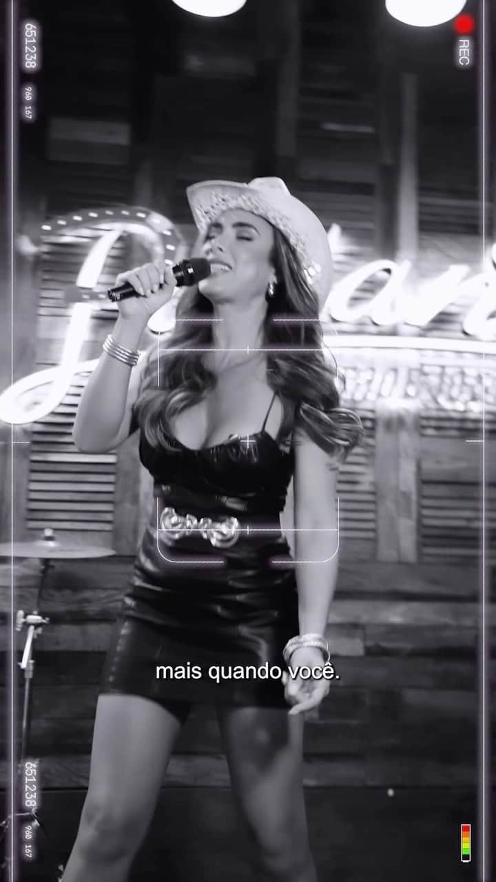 Nicole Bahlsのインスタグラム：「Que chique! Recebi uma caixa misteriosa com uma moda que dóiiii! ai ai ai 😖💔  Quer descobrir também? Vá amanhã (28/07) no @padanosertanejo, na Barra da Tijuca, aqui no Rio, procure o QRCode que estará pelo bar e venha sofrer junto comigo, misericórdiaaaa   Ahhh e quem for entre às 22h e 1h da manhã poderá ainda ganhar um drink da casa! 🍹  Depois me contem o que acharam dessa moda também...」