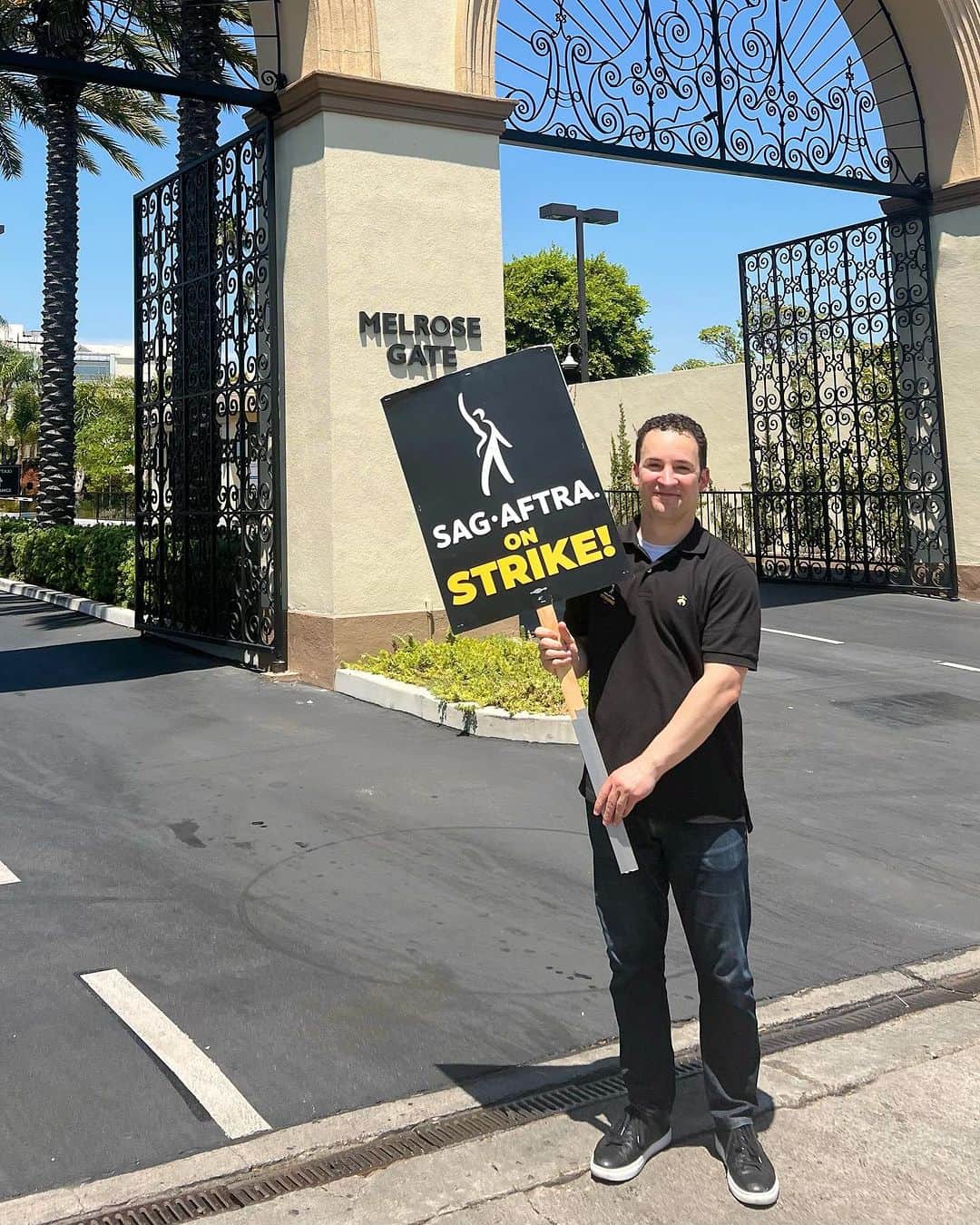 ベン・サヴェージのインスタグラム：「Standing with my fellow SAG-AFTRA members and union members across the country fighting for fair wages and fair contracts」