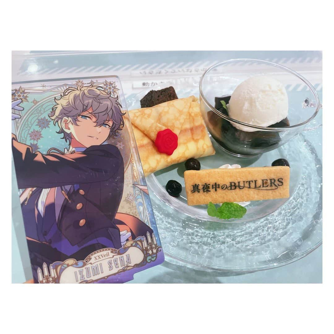 小河結香のインスタグラム：「あんスタカフェ🏆👑🥀✨ (2022/9/27)  映画あんスタ×アニカフェ☕️ 多分第3弾の時の✋ 今回も推しはおりませんが行っております🥰 頼みたいデザートがあったもので…🍰  みんな大好き(？)バトラーの泉の アクスタとバトラーのデザート💌 こちらがお目当てでした💕  ホントは黒のお洋服とかに バッチリ赤リップとかで参戦すべき だったんだろうけど… 多分前後でエステか脱毛予約してて まさかのすっぴん参戦です💧 ありえないんだけどぉ〜？と お叱りの声が脳内に響くのは何故🙄  あと1回行ってたっけな🤔 行ってた気がします💨 相変わらずアイドル大好きな私です👍  #あんスタ #映画あんスタ #あんスタグラム #泉推し #アニカフェ #アニメイトカフェ名古屋 #真夜中のbutlers #knightsp #推し事 #推し活 #オタ活 #ゆんのヲタ活記録」