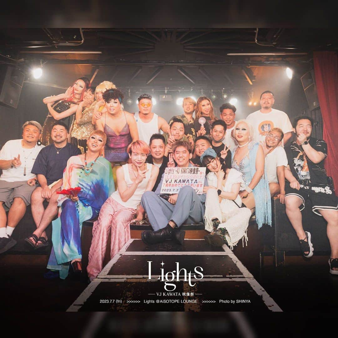 Yun chiのインスタグラム：「2023.07.07(fri) 「Lights -VJ KAWATA 映像祭-」@新宿2丁目 AiSITOPE LOUNGE  しばしのお別れを惜しむ会✈️  手描きの歌詞をライブの演出として使っていただきました📝  映像だと半減しちゃうけど、とってもキラキラな世界を作ってくれたカワタクンありがとう✧.°  今回もさっくんの素敵なピアノと共にお届けしました⋆✱⋰  台湾会いに行くね〜✈︎  #AiSOTOPELOUNGE #新宿2丁目 #yunchi #selfhairarrange #台湾 #projectionmapping #ledlights #starlight #Ienai #liveperformance #Jazzinpark #mizunagayasutaka #singer」