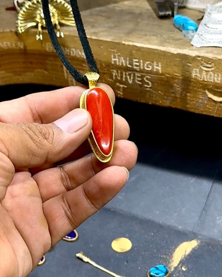 コディ サンダーソンのインスタグラム：「Tribute to Charles Loloma pendant with crown.  @_sonwai @codysanderson_official @codysanderson_hankyu_tokyo #24k lone Mountain turquoise Bisbee tourquoise mediterranean coral」