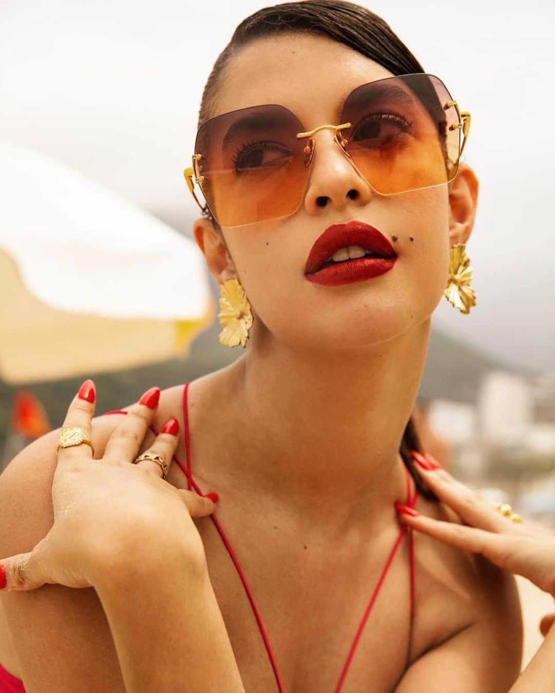 リンダ ファローさんのインスタグラム写真 - (リンダ ファローInstagram)「Golden hour meets #CARINA.  With sunset gradient technology lenses clasped in with yellow gold plated titanium temples, this rimless silhouette features from the new A/W ‘23 collection.」7月28日 7時20分 - lindafarrow