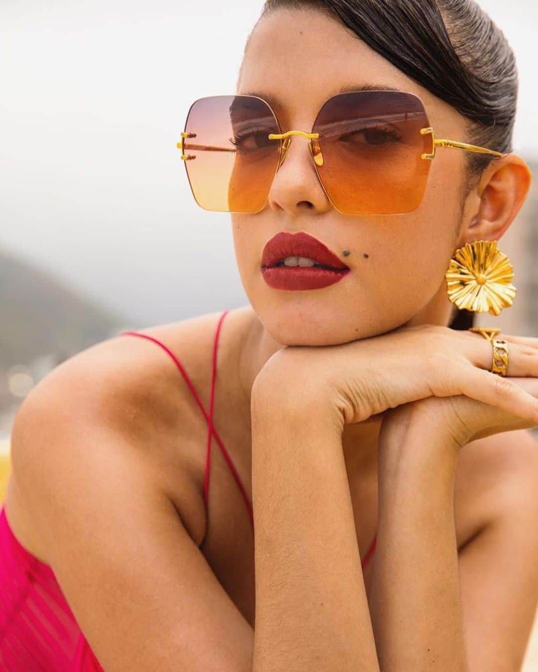 リンダ ファローのインスタグラム：「Golden hour meets #CARINA.  With sunset gradient technology lenses clasped in with yellow gold plated titanium temples, this rimless silhouette features from the new A/W ‘23 collection.」