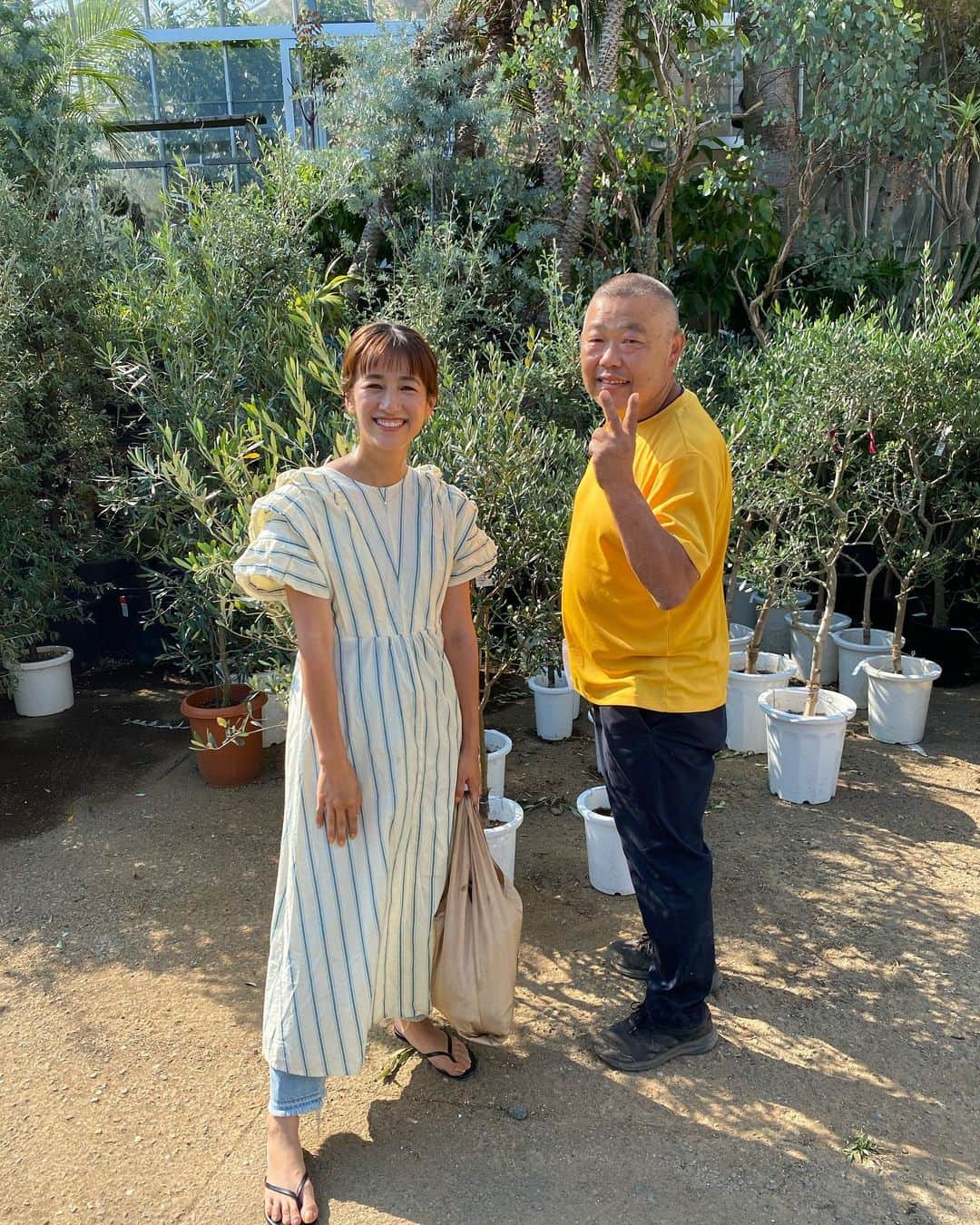 前田有紀のインスタグラム：「鉢物のお仕事が増えていて市場以外にも色々なところに買い付けに行くことが増えた今年。前のお店で働いていた時に師匠や先輩から教えていただき、独立してからも植物に困ったらいつも頼らせていただいている川崎植物卸売センター！ たくさんのオリーブの前で、石井社長にお会いして、最新の植物のトレンドをキャッチアップ。切花の世界だけでなく、鉢の世界は力仕事感がかなりあるけど、もっと勉強を続けていろんな提案ができるようになりたい🌿  石井さん、ありがとうございました！  one-piece: @o0u_official  denim: @o0u_official  sandals: @ohgaofficial   #川崎植物卸売センター」
