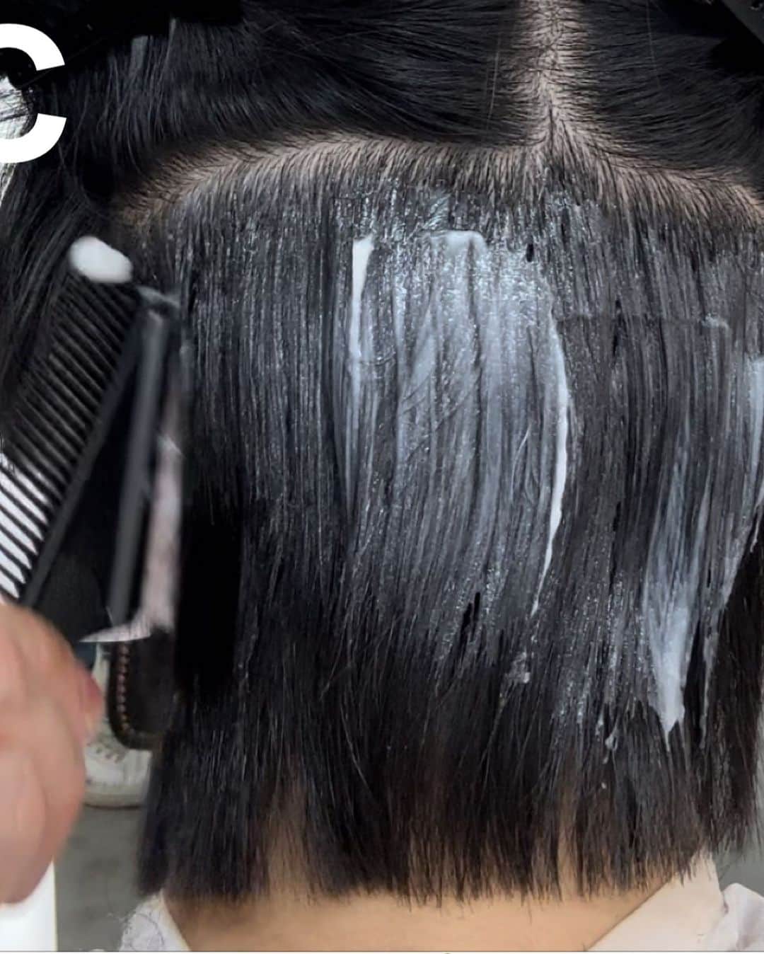 松村 明輝 外国人風 横波ウェーブパーマ バレイヤージュ講師さんのインスタグラム写真 - (松村 明輝 外国人風 横波ウェーブパーマ バレイヤージュ講師Instagram)「メンズ整形パーマの全貌 頭の形・毛穴の向き・髪の形・髪質この4つを整形していく技法です。  今回は簡単に内容を説明していきます。  A  前髪の毛穴の向きを決める  B サイドを9mmで刈り上げてサイドの膨らみを抑えながら毛流れの方向性を決めます、この時、決して肌を透けさせてはいけない。肌が透けるまで刈り上げると男っぽくなってしまうので気をつけましょう。  C 襟足の毛流れも決める。浮きやすい場合はしっかりと抑えるて下さい。  D トップの毛穴の向きを決める。薄毛の場合は、しっかりと根元を真上に持っていくとふんわりしやすいです。  E 熱処理で、根本の立ち上がり形を作っていく。薄毛や頭の形が平らな場合、ボリュームアップするように根元を丸めます。  E 作った形をしっかり固めていく。同時に、特殊な薬でお客様のご要望によってハリコシタイプかしなやかタイプの髪質に変更して仕上げましょう。  以上がメンズ整形パーマの流れです。  #韓国風パーマ #メンズパーマ  #メンズ整形パーマ」7月28日 7時31分 - haruaki_matumura