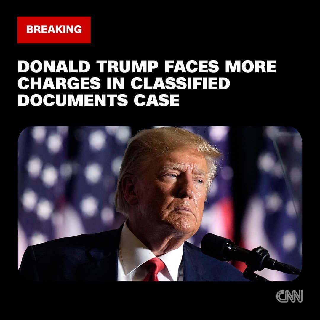 CNNさんのインスタグラム写真 - (CNNInstagram)「Special counsel Jack Smith has brought additional charges against former President Donald Trump in the case alleging mishandling of classified documents from his time in the White House.  Trump, who is already facing 37 criminal charges, was charged with one additional count of willful retention of national defense information and two additional obstruction counts, related to alleged attempts to delete surveillance video footage at Mar-a-Lago in summer 2022.  Read more at the link in bio.  📷: Charlie Riedel/AP」7月28日 7時37分 - cnn