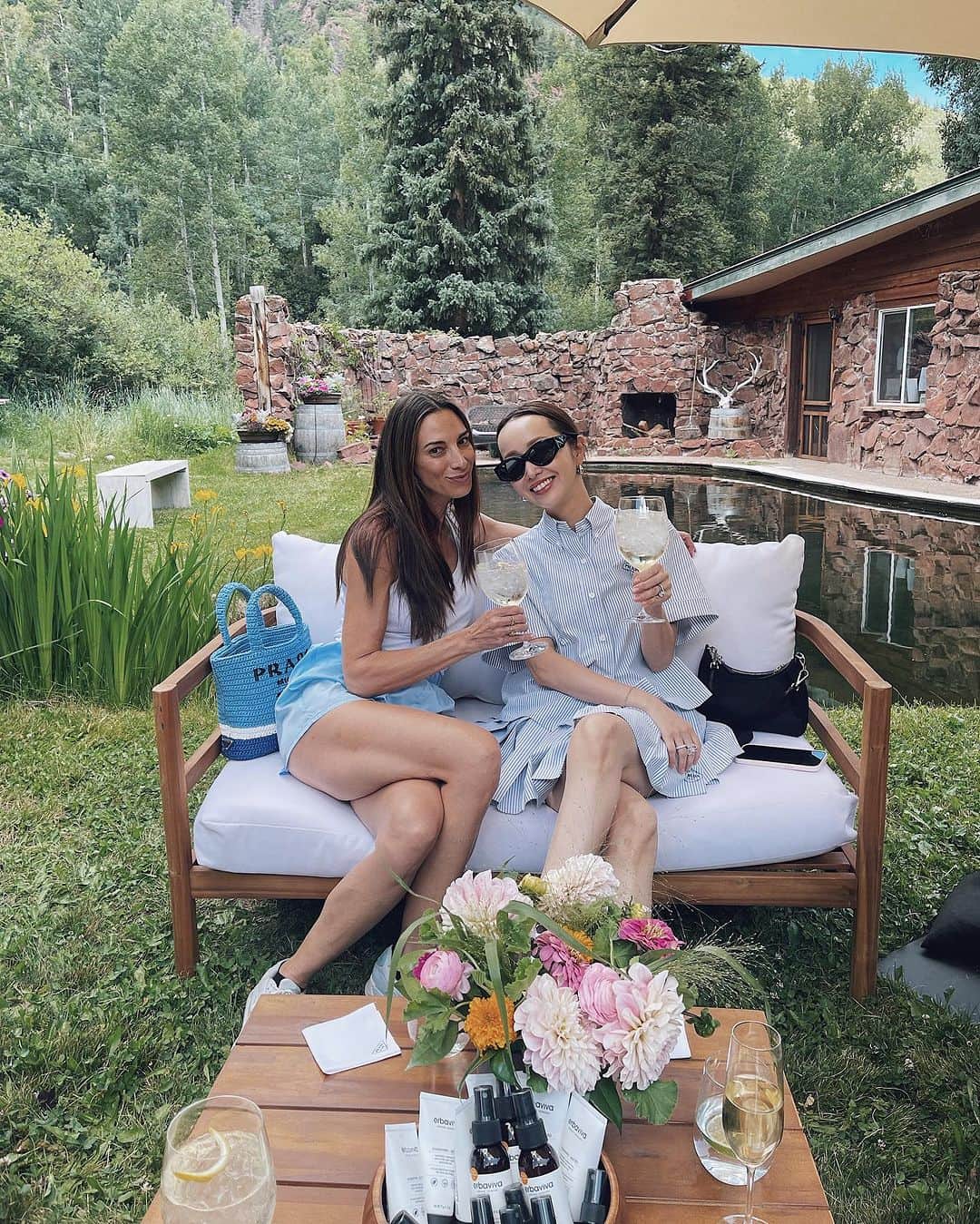 翁安芸のインスタグラム：「@prada with my lovely friend @elissars 🩵💙  #prada #cookthemountain #aspen #プラダ #アスペン #hiking #fishing」