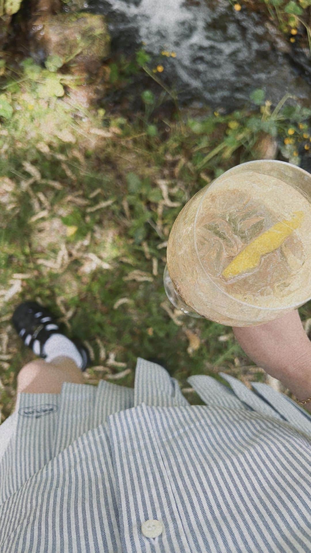 翁安芸のインスタグラム：「@prada in the nature🌿😎💛🍸  #hiking #fishing #prada #aspen #cookthemountain #プラダ #アスペン #event #naturelife #自然 #夏休み #pradabag #pradaeyewear #pradalover」