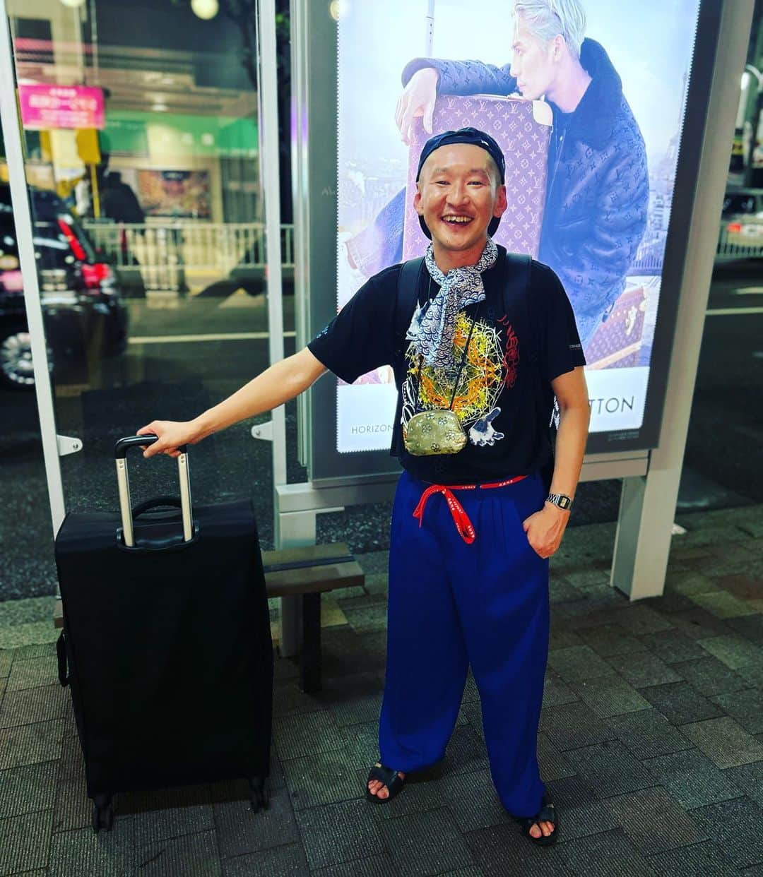 市川刺身さんのインスタグラム写真 - (市川刺身Instagram)「今日の服装。 大阪でNGKと漫才劇場の5ステ出番頂く日。  ハラノムシで購入したシルクスクリーンバチバチ決まった今年のエースTシャツ。 高円寺で購入した古着の青のズボンを最高円寺の靴紐で締めて。 JAのデニム地のキャップに黒の便所サンダルにmont-bellのメッシュリュック金のがま口と手ぬぐい。 コント道具詰まったキャリーバッグ。  始発で大阪へ眠すぎてグロッキー状態の中5ステ出させて頂いた。 合間で探偵ナイトスクープの竹馬そっくりお父さんと息子さんが観に来てくれて手紙もくれて泣きそう頑張ろう。 帰り道はオズワルドさんと一緒の帰京で畠中さんと新幹線2時間喋りっぱなし楽しすぎ。 グリーン車と酒もご馳走して頂いて畠中さんが困ってる時いつでも駆けつけると誓いました。 畠中さんありがとうございます。  #今日着た服 #ファッション #古着 #大阪 #新幹線 #NGK #オズワルド #いくらでも喋っていられる #明日も頑張ろう」7月27日 22時51分 - soitsudoitsu