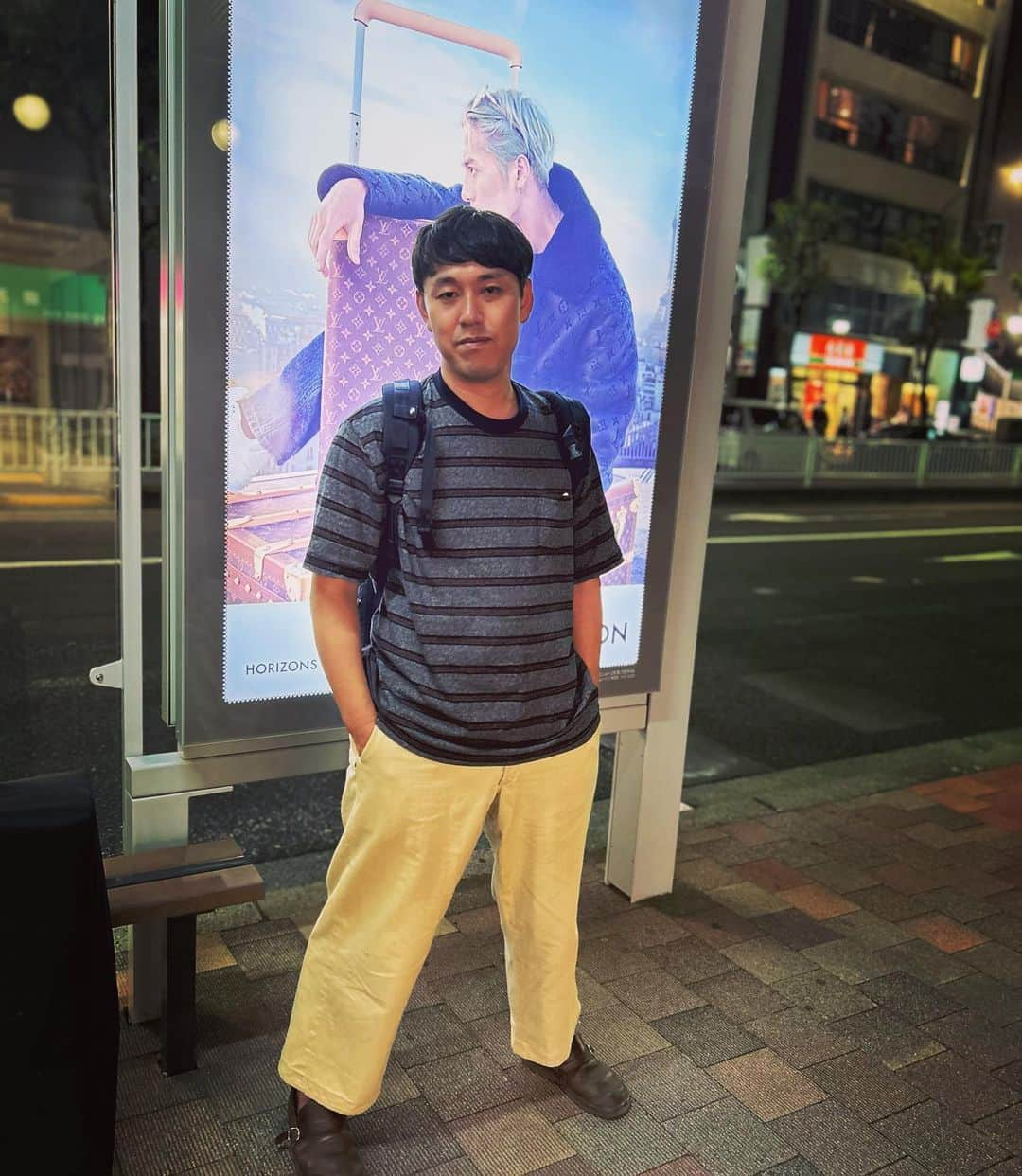 市川刺身さんのインスタグラム写真 - (市川刺身Instagram)「今日の服装。 大阪でNGKと漫才劇場の5ステ出番頂く日。  ハラノムシで購入したシルクスクリーンバチバチ決まった今年のエースTシャツ。 高円寺で購入した古着の青のズボンを最高円寺の靴紐で締めて。 JAのデニム地のキャップに黒の便所サンダルにmont-bellのメッシュリュック金のがま口と手ぬぐい。 コント道具詰まったキャリーバッグ。  始発で大阪へ眠すぎてグロッキー状態の中5ステ出させて頂いた。 合間で探偵ナイトスクープの竹馬そっくりお父さんと息子さんが観に来てくれて手紙もくれて泣きそう頑張ろう。 帰り道はオズワルドさんと一緒の帰京で畠中さんと新幹線2時間喋りっぱなし楽しすぎ。 グリーン車と酒もご馳走して頂いて畠中さんが困ってる時いつでも駆けつけると誓いました。 畠中さんありがとうございます。  #今日着た服 #ファッション #古着 #大阪 #新幹線 #NGK #オズワルド #いくらでも喋っていられる #明日も頑張ろう」7月27日 22時51分 - soitsudoitsu