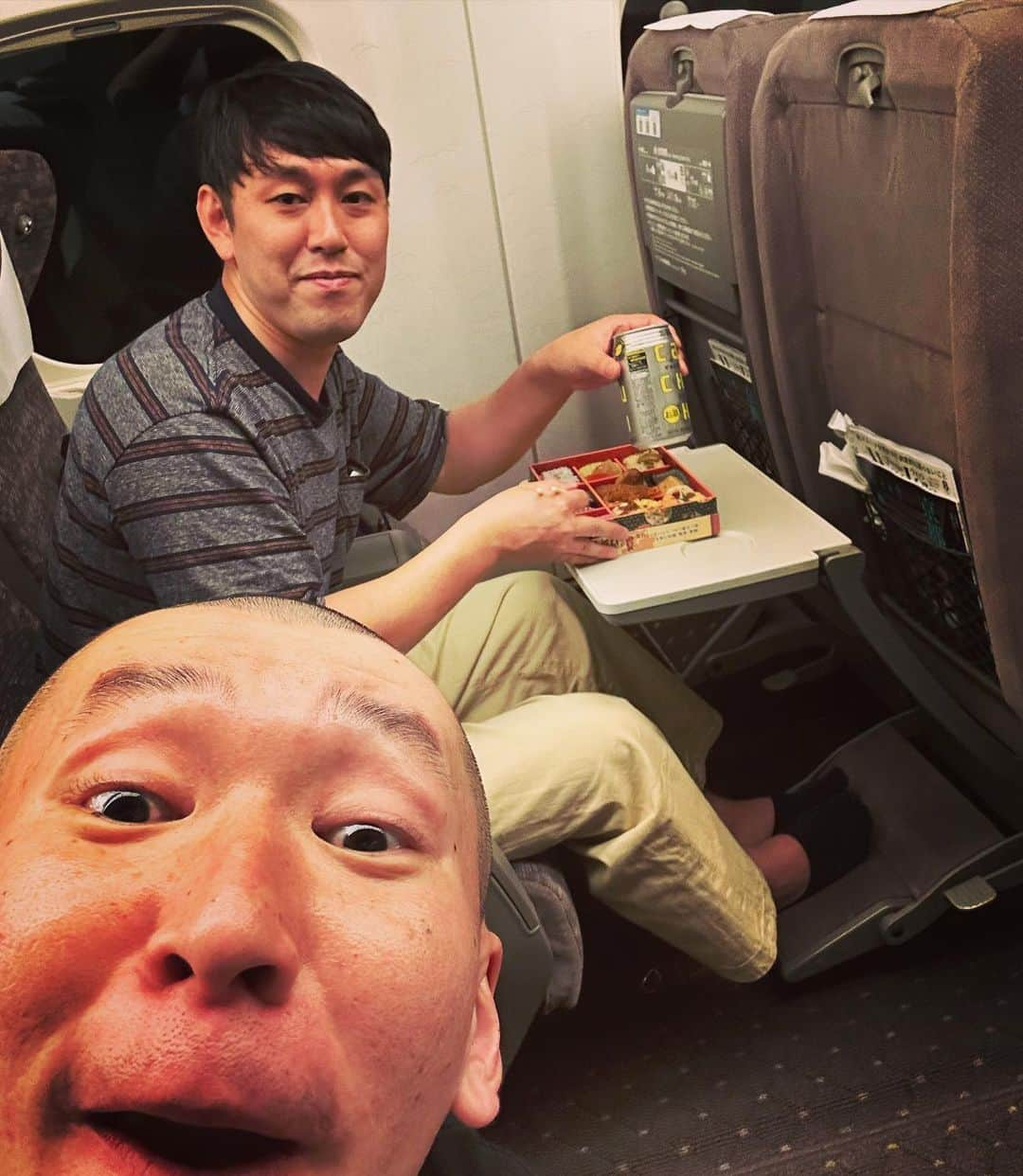 市川刺身さんのインスタグラム写真 - (市川刺身Instagram)「今日の服装。 大阪でNGKと漫才劇場の5ステ出番頂く日。  ハラノムシで購入したシルクスクリーンバチバチ決まった今年のエースTシャツ。 高円寺で購入した古着の青のズボンを最高円寺の靴紐で締めて。 JAのデニム地のキャップに黒の便所サンダルにmont-bellのメッシュリュック金のがま口と手ぬぐい。 コント道具詰まったキャリーバッグ。  始発で大阪へ眠すぎてグロッキー状態の中5ステ出させて頂いた。 合間で探偵ナイトスクープの竹馬そっくりお父さんと息子さんが観に来てくれて手紙もくれて泣きそう頑張ろう。 帰り道はオズワルドさんと一緒の帰京で畠中さんと新幹線2時間喋りっぱなし楽しすぎ。 グリーン車と酒もご馳走して頂いて畠中さんが困ってる時いつでも駆けつけると誓いました。 畠中さんありがとうございます。  #今日着た服 #ファッション #古着 #大阪 #新幹線 #NGK #オズワルド #いくらでも喋っていられる #明日も頑張ろう」7月27日 22時51分 - soitsudoitsu