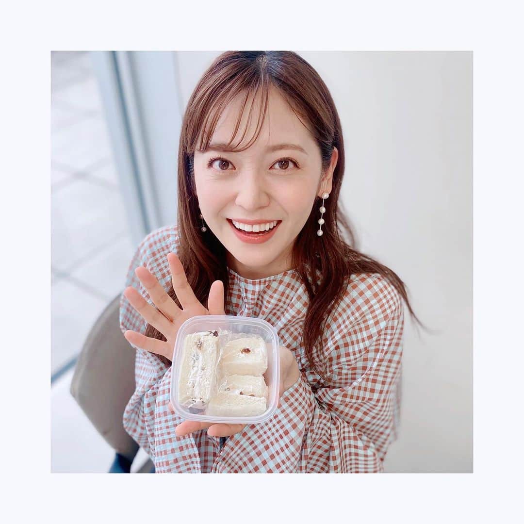 のインスタグラム：「. 毎日納豆は必ず欠かさず食べる、 納豆ラバーな森です😋 ひきわり納豆や黒豆納豆、枝豆納豆、 タレも、わさびや七味、塩など、 色んな種類を見つけては買って食べているのですが、 つい最近、衝撃の出会いが…！！  それが、 コーヒーフレーバーの納豆☕️🫘  大豆をコーヒーに漬け込んでから 納豆菌で発酵させたものだそうですが、 これが、個人的に大ヒット！！🥳 焙煎したコーヒーの香ばしい香りと、 ふっくらとろりとした豆の食感が 絶妙すぎるほどの調和✨  あれこれ試してみましたが、おすすめは、 生クリームとコーヒー納豆を食パンで挟んだサンドイッチ 🥪(写真のものです🤳)  まだまだ知らない味覚があるなぁ〜 わくわくが止まらないなぁ〜と ここ最近の興奮をシェアでございます💁‍♀️💕  #納豆 #納豆レシピ  #サンドイッチ #😋 #東海テレビ #アナウンサー #森夏美」