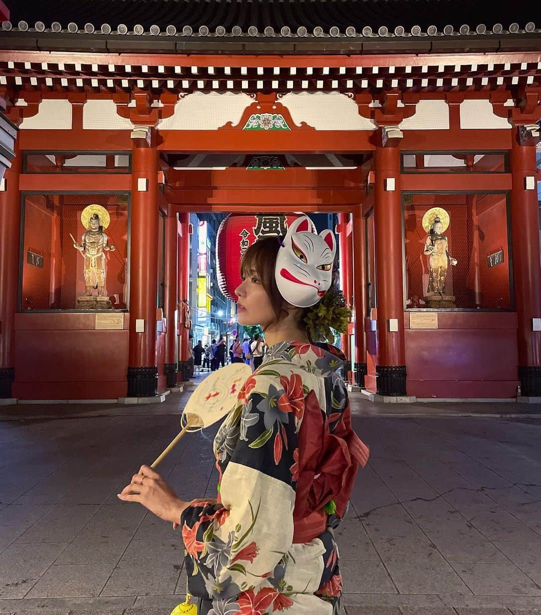 遊馬りえさんのインスタグラム写真 - (遊馬りえInstagram)「＼スワイプで動画／　 一夏の思い出…👘🏮🌠  👘… @shimjapan ♡ . . . #浅草寺 #sensoji #浴衣 #👘 #雷門 #yukata #浅草 #asakusa #遊馬りえ #yumarie」7月27日 22時51分 - yumarie2