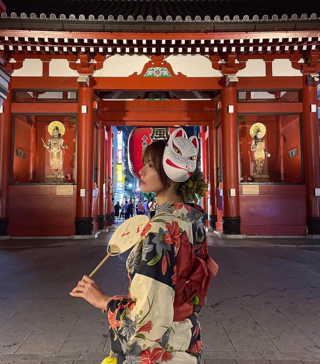 遊馬りえのインスタグラム：「＼スワイプで動画／　 一夏の思い出…👘🏮🌠  👘… @shimjapan ♡ . . . #浅草寺 #sensoji #浴衣 #👘 #雷門 #yukata #浅草 #asakusa #遊馬りえ #yumarie」