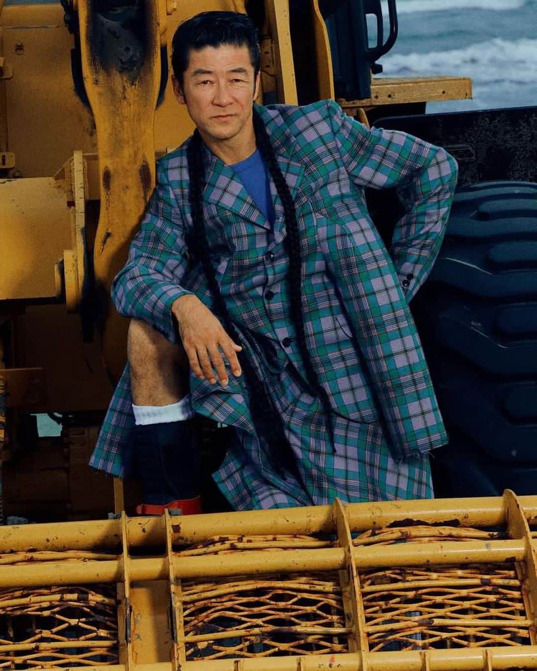 浅野忠信のインスタグラム：「@modernweeklystyle Cover Story "Punkish Tadanobu" Starring the legend @tadanobu_asano !h #I Executive Producer: GAOCHI 创意&摄影师 Creative &Photographer: Julian Song 統筹制作 Coordination&Production: ate nothing #! Stylist: Shun Watanabe 袋型Hair: Zhou Xueming 16$t Make-up: Yoko Minami 美术 Set Designer: Leeejo 美甲Nail: Tomoya Nakagawa 采坊編輯Journalist: Oii Makiko 日本制片 Local Producer: Jingqi / Takiy 现场美术 Local Set Designer: Nazuna / Kiki 摄影大助 1st Photography Assistant: Xinvuan 擾影助理Local Photography Assistant: Fu Wenjun 造型助理 Styling Assistants: Shota Sasaki / Seina Tanimoto / Kei Yamada 化妝助理 Make-up Assistant: Minami Ariga 美甲助理 Nail Assistant: riefuji 17 3 Production Assistant: Da Chuan / Lv Min 场地支持：MAYA KAMAKURA」