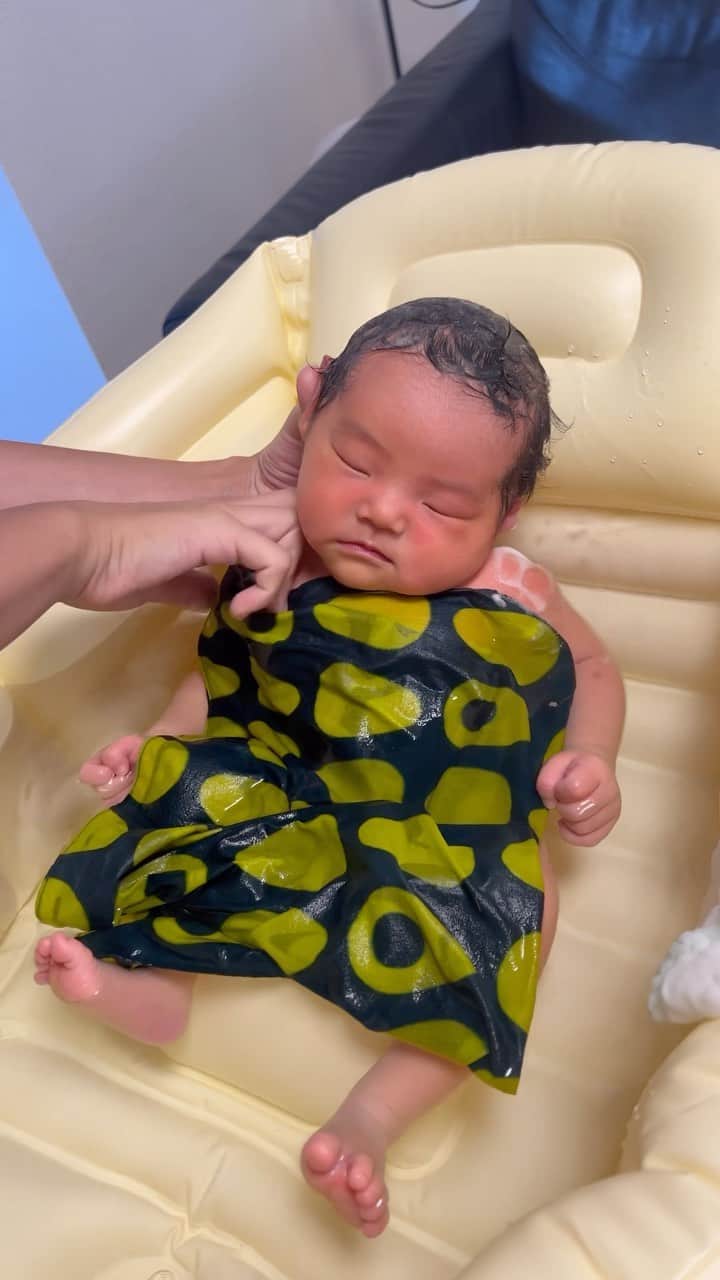 古賀あかねのインスタグラム：「沐浴の時にガーゼの代わりに @tenugui_kamawanu の手拭い つかう渋めな赤ちゃん👶🏽🛁w  気持ち良くてにこにこ👶🏽ww  乳児湿疹みたいな赤いプツプツが ひどいんだけど赤ちゃん用の スキンケアいいのないかなぁ、、☹️  #newborn #baby #沐浴 #新生児 #赤ちゃん #ベビスタ #babystagram」