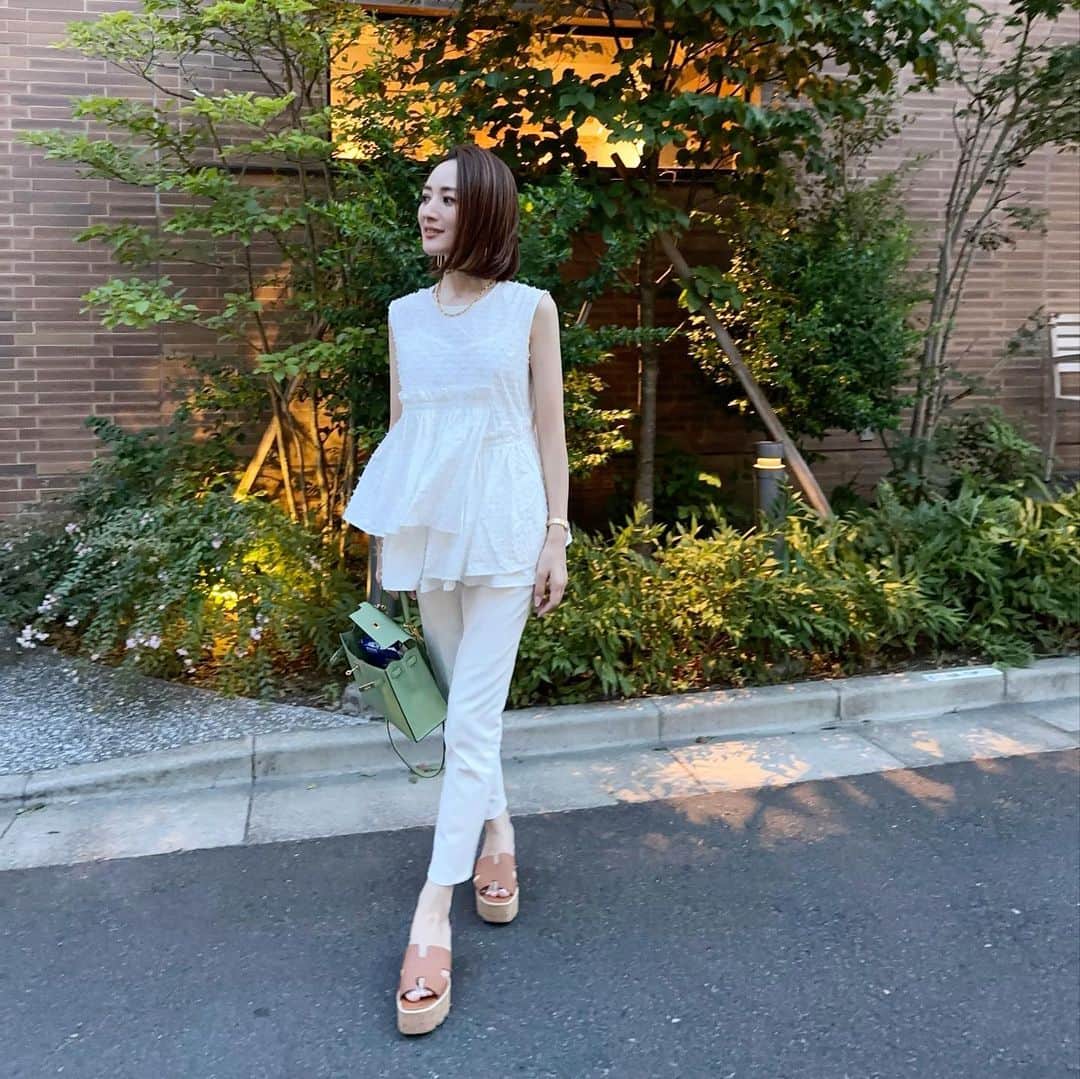 星玲奈のインスタグラム：「ピラティスで脚トレをガチガチにやって このサンダルを持ち上げるのがツラかった日🥹 次からは軽量のビーサンでいかないと🩴 昨日のストーリーで、たくさんご質問いただいたのは こちらのトップスです☺️❤️ tops @unitedarrows_official #unitedarrows  bottom @plst_official #plst shoes.bag @hermes #hermes ・ #coordinate#fashion#outfit#ootd#コーデ#コーディネート#ファッション」