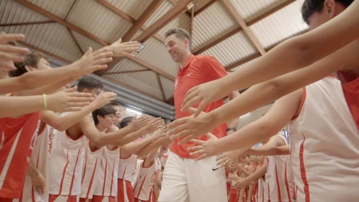 パウ・ガソルのインスタグラム：「🔥 𝗘𝗦𝗧𝗥𝗘𝗡𝗢 🍿  ¡Ya disponible la película de la Pau Gasol Academy by Santander 2023!  Una semana de baloncesto, diversión, hábitos saludables y muchas amistades. Una experiencia para recordar tooooda la vida 😍  Podéis verla completa en nuestro canal de YouTube (link in bio) 🏀  #TeamGasol | @santander_es」