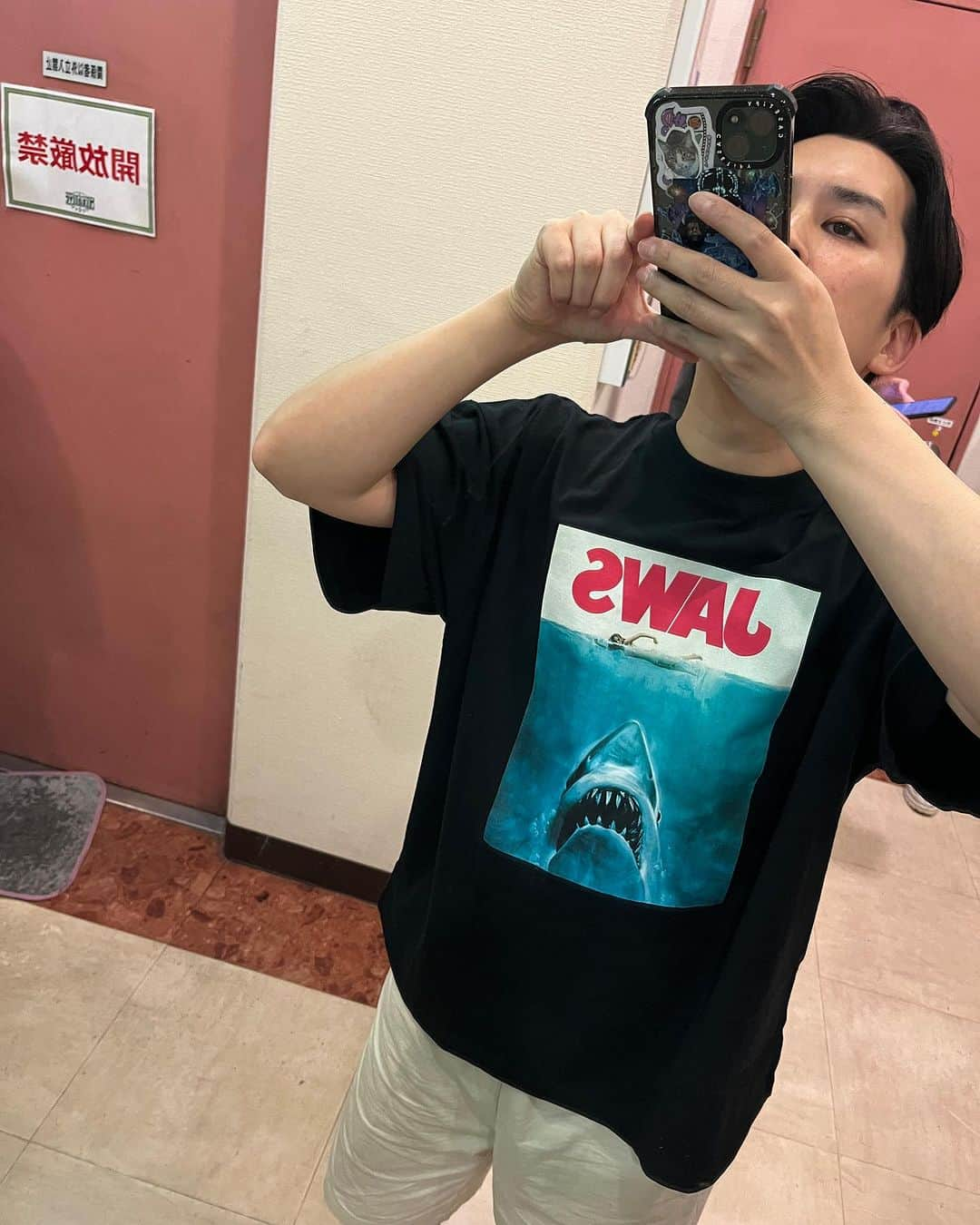 斉藤正伸（ジャガモンド）のインスタグラム：「ユニバーサルさん公式で初めて買ったのはジョーズTシャツと靴下でした。  #ユニバーサル #JAWS #ジョーズ #映画Tシャツ #靴下 #ジャガモンド斉藤 #ヨケイなお世話」