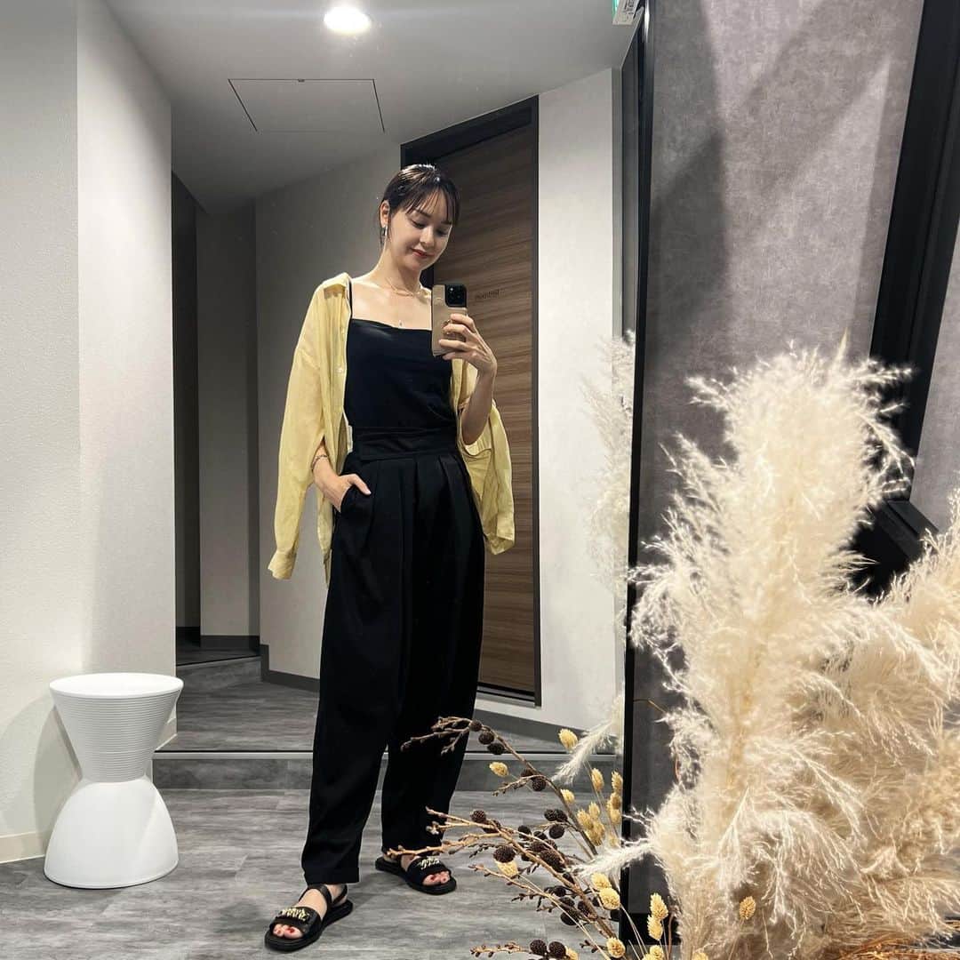 乙黒えりのインスタグラム：「@uniqlo_jp のチューブトップが涼しくていい✨  #シャツ　@style_mixer  #パンツ　@room_rakuten  めぐちゃんおすすめの買ってみた！ 楽ちんプチプラコーデ。 今日も朝晩散歩🐕‍🦺で汗だくでした💦  涼しい日が恋しい...🫠☀️  #ママコーデ#プチプラコーデ#ユニクロ#UNIQLO#チューブトップブラ」