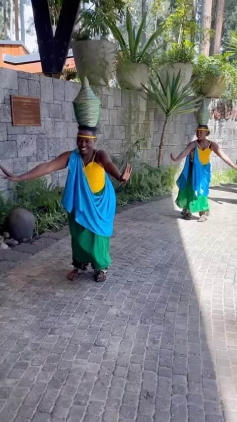 ケビン・ハートのインスタグラム：「The Hart’s want to take the time to thank Rwanda for an experience of a lifetime….My family will forever cherish the warm amazing welcome that you gave us. So beautiful you are!!!!!! We are still speechless…. We love you all. #LiveLoveLaugh #Harts」