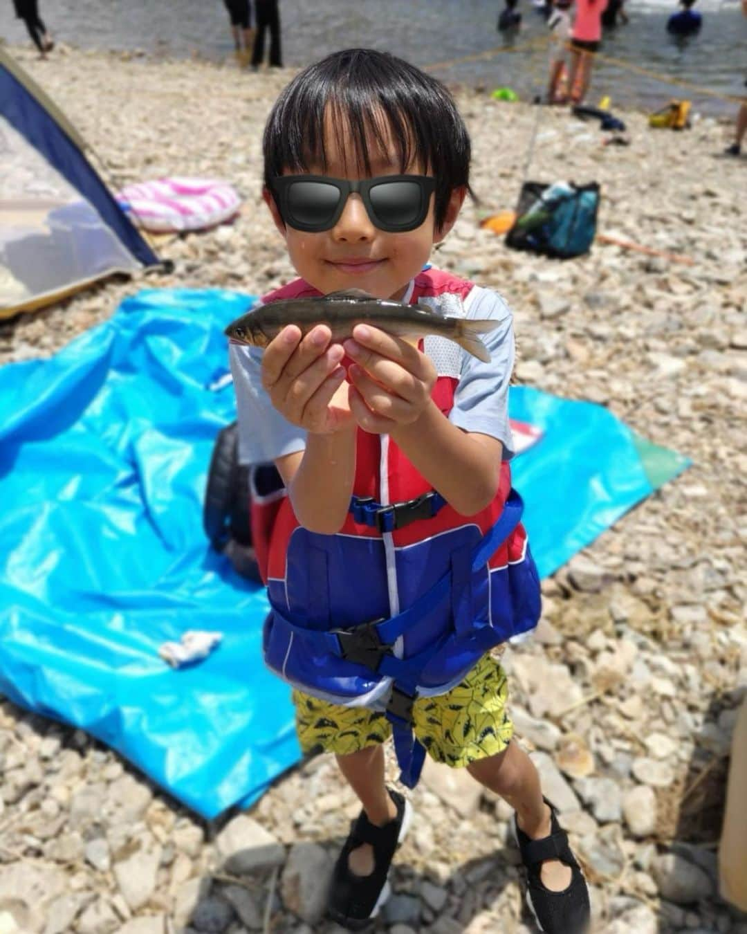 八木麻紗子さんのインスタグラム写真 - (八木麻紗子Instagram)「. 息子の小学校の夏休みスタート。 1人で飛行機に乗って 岡山の祖父母のところへ遊びに行く計画を立てていたら 4歳の妹が「いっしょにいく！」と言い出したので、 岡山から迎えにきてもらって兄妹の旅に変更✈️👋  2人ともいい子にしてるかな… 私がいなくても眠れるかな……という母の心配をよそに、 じいじばあばのサポートのもと 川遊びに虫取りにと全力で楽しんだようです！  私も帰りのお迎えついでに桃狩りを体験しました🍑✨  まだまだ続く夏休み。 心に残るような思い出を作ってほしいです。 もちろん宿題もちゃんと終わらせてねー！  #夏休み #岡山 #桃狩り #兄妹 #景色に癒された」7月27日 22時59分 - yagi_masako