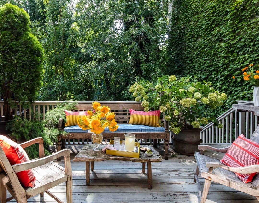 ELLE DECORさんのインスタグラム写真 - (ELLE DECORInstagram)「This Brooklyn brownstone backyard patio runs on good drinks, good food, and good times, thanks to interior designer Georgia Tapert Howe (@georgiataperthowe). She brought in antique terrace furniture from @michaeltrappinc and vintage pillows. “For me, it’s always important for my clients to love the space, and I always say it should be the best version of what they want,” Howe says. “And I feel like it really does reflect them.”   Click the link in bio to tour the rest of this effortless brownstone. Written by @bebehoworth. Photographed by @christopherstark.」7月27日 23時01分 - elledecor