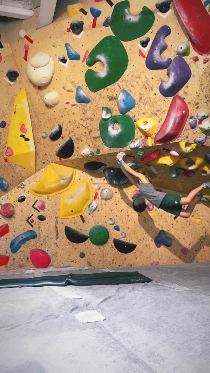 三浦絵里菜のインスタグラム：「@bolz_climb にて🙆‍♀️  いちいちこっち見んなだけど、 こういう苦手な動きが出来てとっても嬉しい🥰  @s_suzuka65 とセッション楽しかった👯‍♀️ ありがと😘  #ママクライマー  #コーディネーション #30回はした  #うれしみ #climbing  #bouldering」
